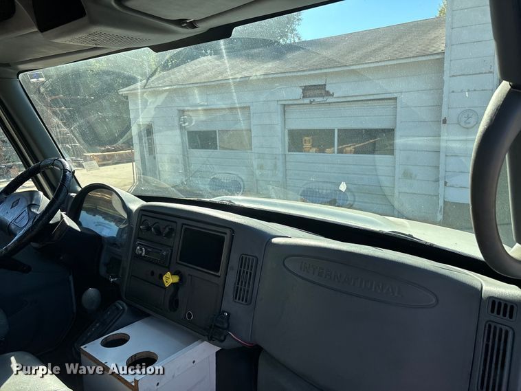 image for item DU1435 2007 International 4300 flatbed truck