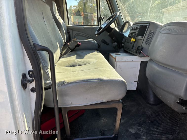 image for item DU1435 2007 International 4300 flatbed truck