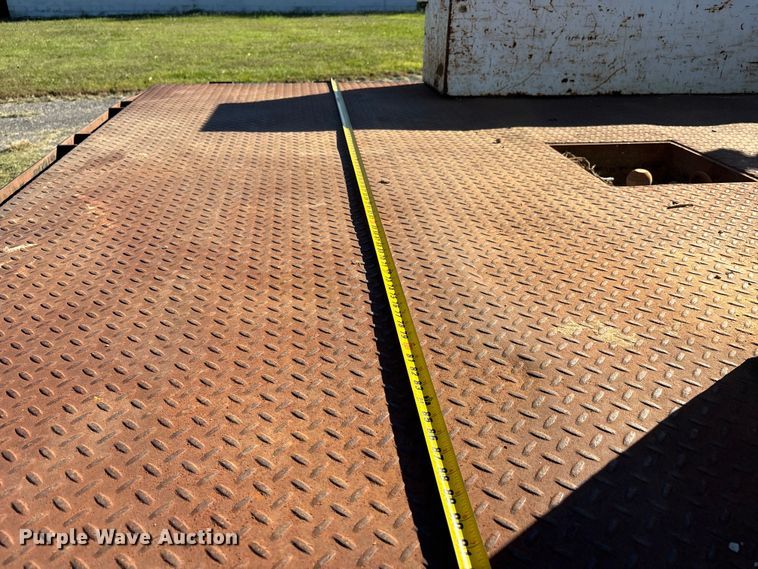 image for item DU1490 2009 Ford F350 Super Duty XL flatbed pickup truck