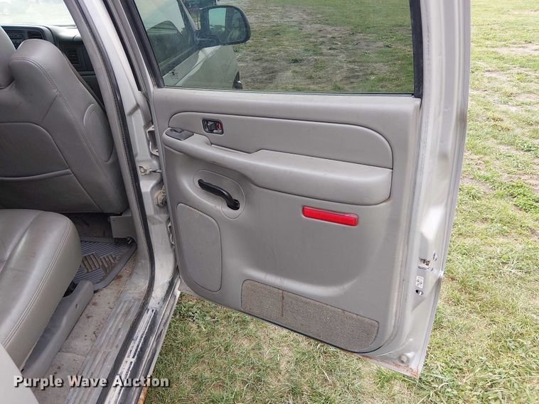 image for item DU3624 2005 Chevrolet Suburban 1500 SUV