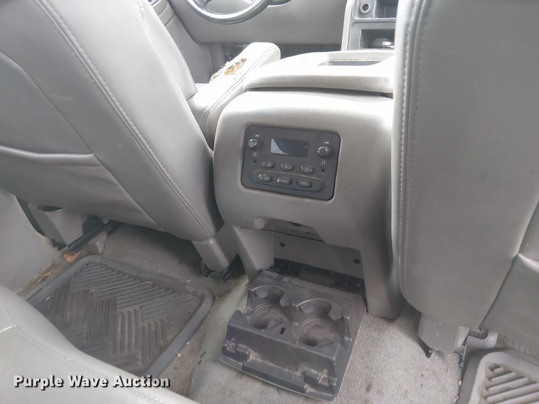 image for item DU3624 2005 Chevrolet Suburban 1500 SUV