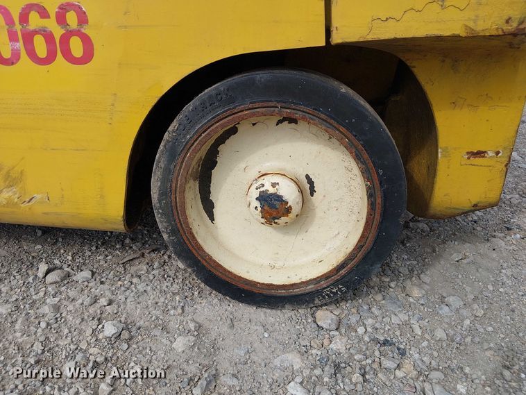 image for item DU3630 Yale GLC040SVXNRSE082 forklift