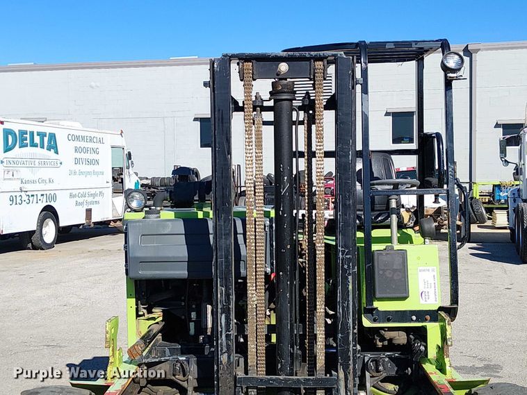 image for item DU3659 2005 Moffett M5500 forklift