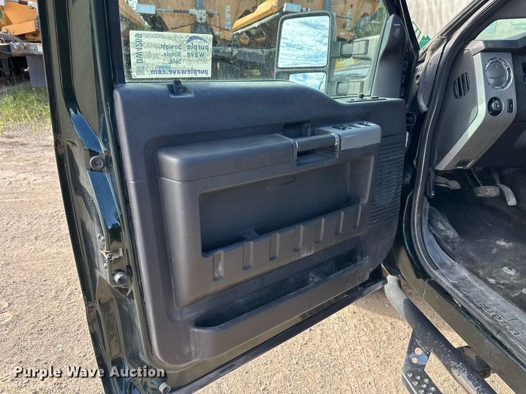 image for item DW4269 2015 Ford F350 Super Duty Crew Cab pickup truck