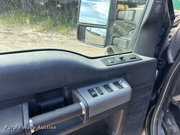 image for item DW4269 2015 Ford F350 Super Duty Crew Cab pickup truck