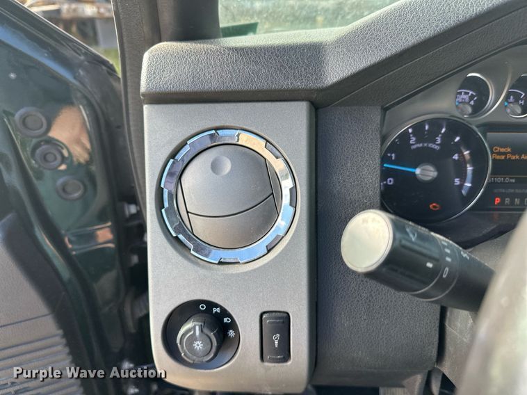 image for item DW4269 2015 Ford F350 Super Duty Crew Cab pickup truck