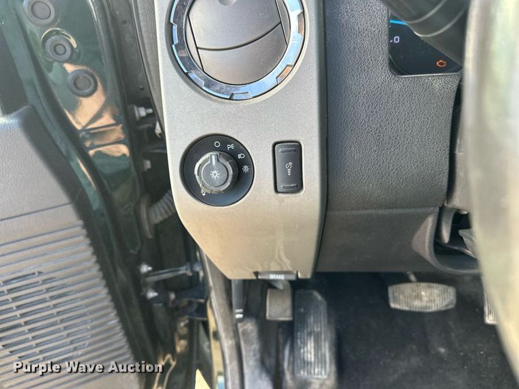 image for item DW4269 2015 Ford F350 Super Duty Crew Cab pickup truck