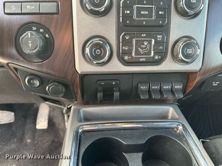 image for item DW4269 2015 Ford F350 Super Duty Crew Cab pickup truck