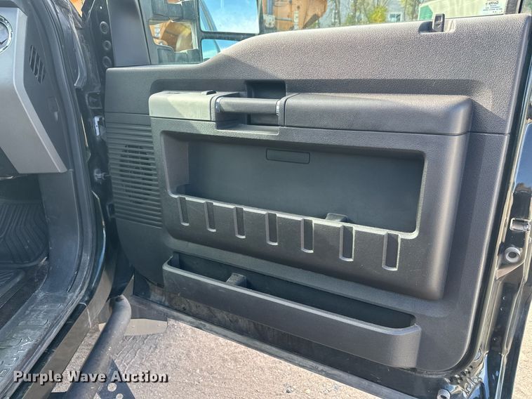 image for item DW4269 2015 Ford F350 Super Duty Crew Cab pickup truck