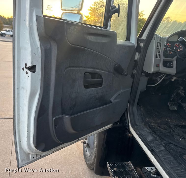 image for item DW6646 2015 International PC505 shuttle bus