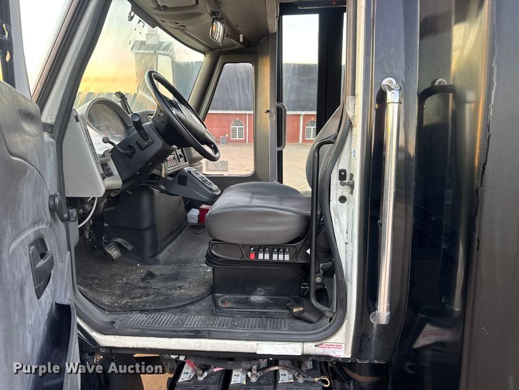 image for item DW6646 2015 International PC505 shuttle bus