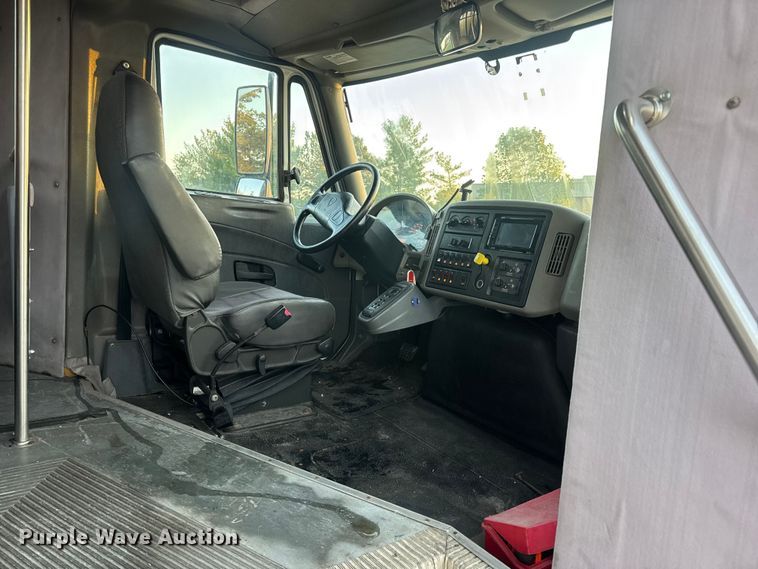 image for item DW6646 2015 International PC505 shuttle bus