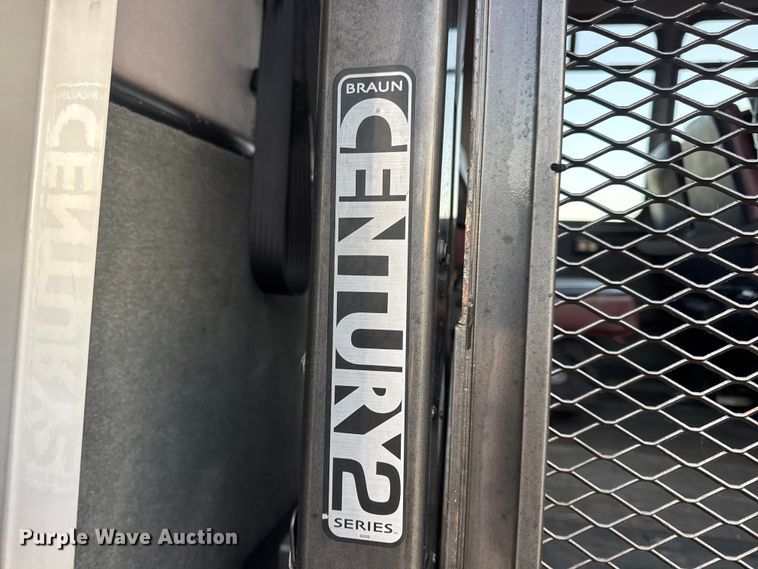 image for item DW6646 2015 International PC505 shuttle bus