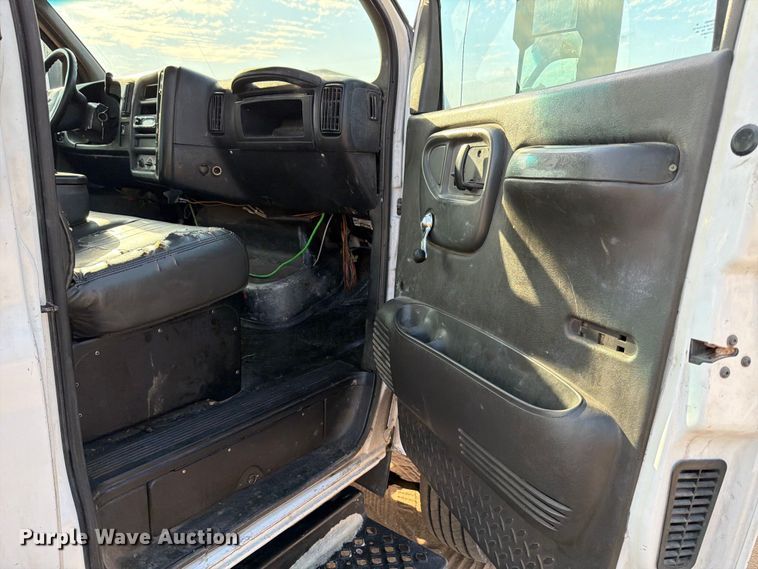 image for item DX5848 2003 Chevrolet C4500 flatbed truck