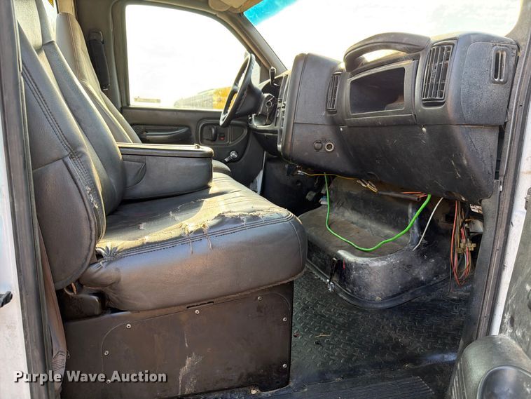 image for item DX5848 2003 Chevrolet C4500 flatbed truck