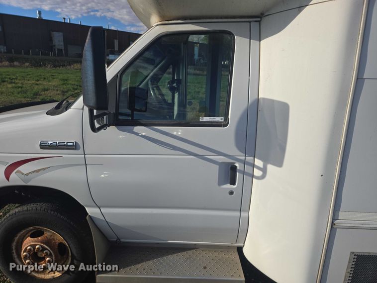 image for item DY1378 2008 Ford Starcraft shuttle bus