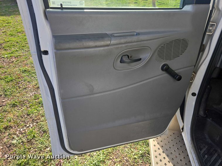 image for item DY1378 2008 Ford Starcraft shuttle bus