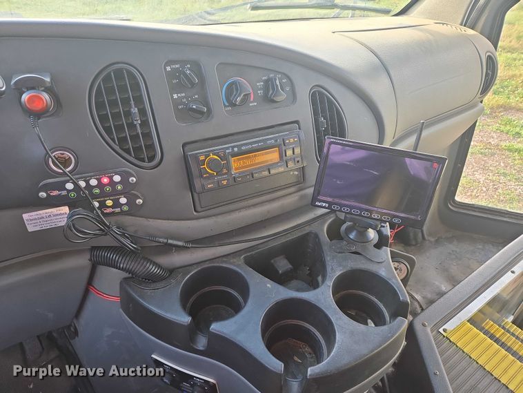 image for item DY1378 2008 Ford Starcraft shuttle bus