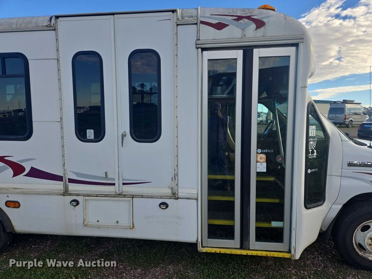 image for item DY1378 2008 Ford Starcraft shuttle bus