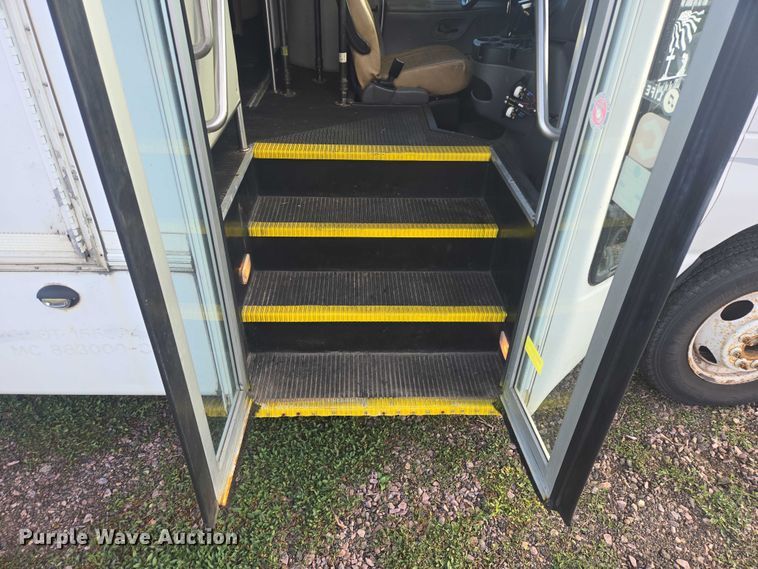 image for item DY1378 2008 Ford Starcraft shuttle bus