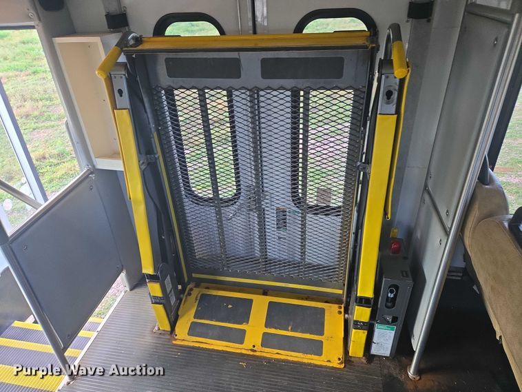 image for item DY1378 2008 Ford Starcraft shuttle bus