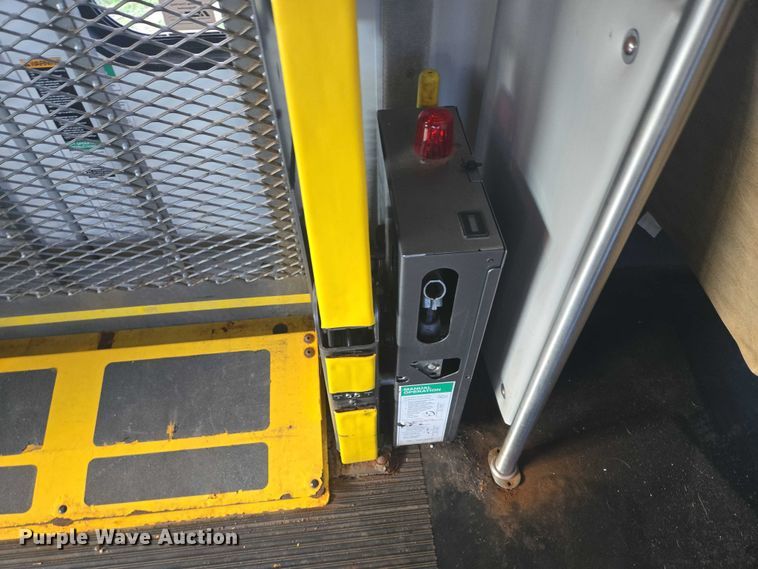 image for item DY1378 2008 Ford Starcraft shuttle bus