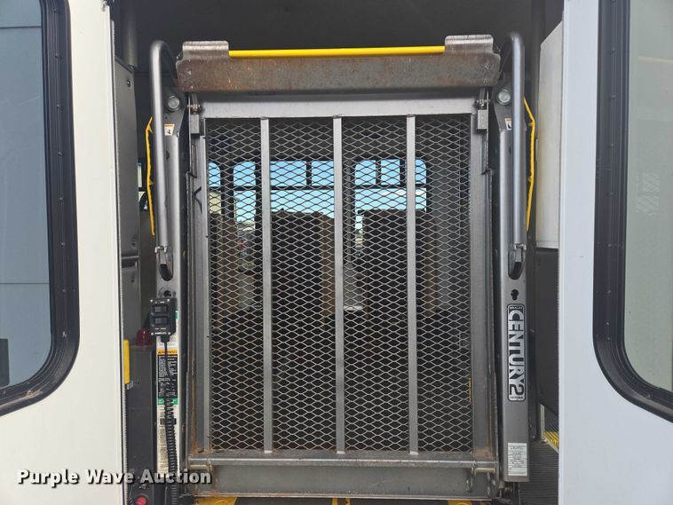 image for item DY1378 2008 Ford Starcraft shuttle bus