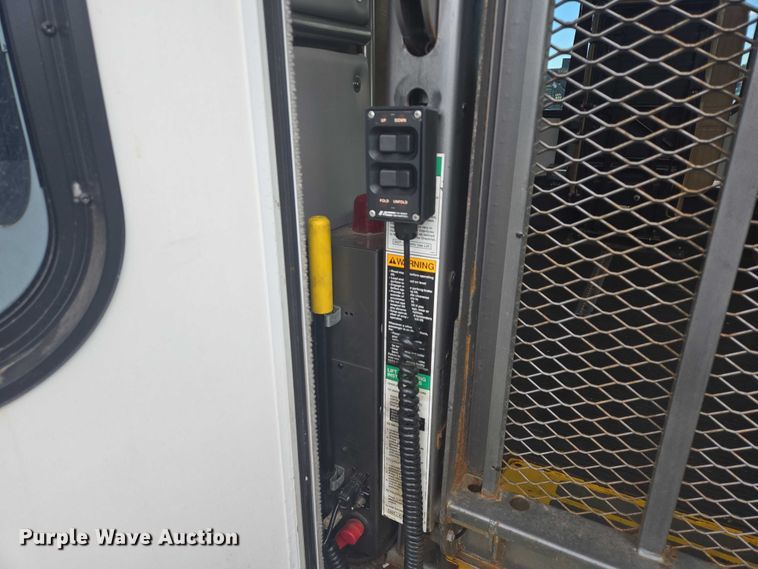 image for item DY1378 2008 Ford Starcraft shuttle bus