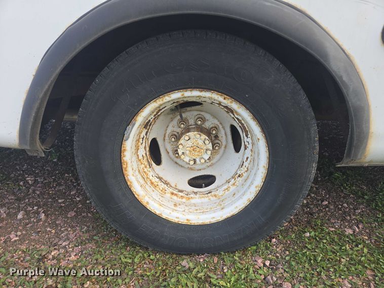 image for item DY1378 2008 Ford Starcraft shuttle bus