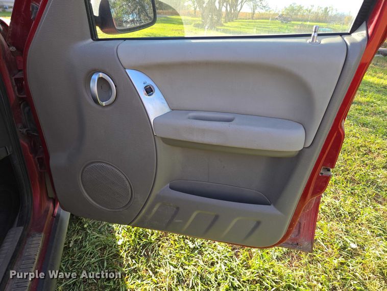 image for item DY1426 2005 Jeep Liberty SUV