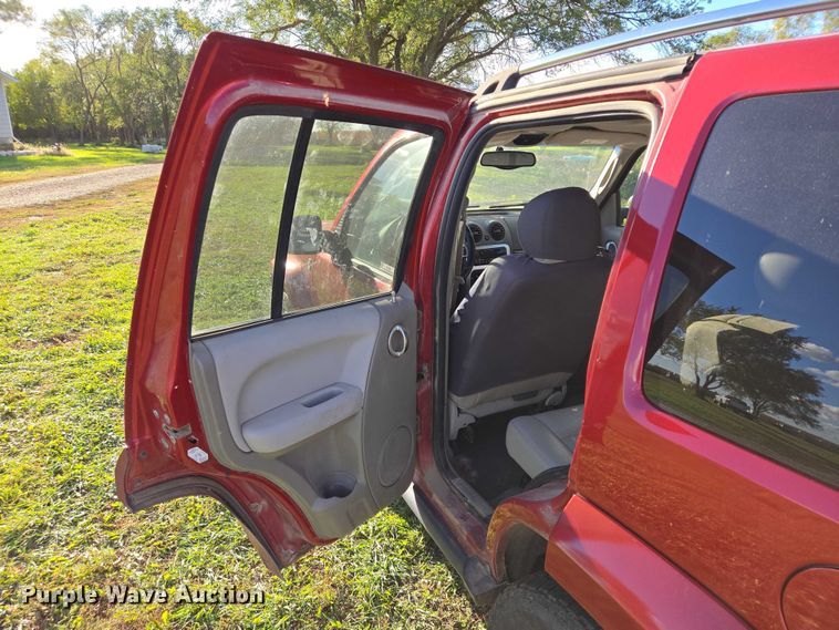 image for item DY1426 2005 Jeep Liberty SUV