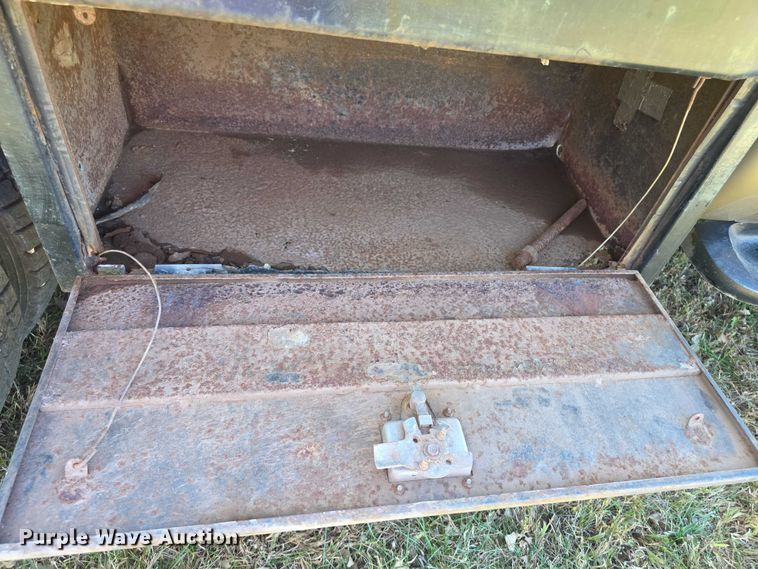 image for item DZ6474 2002 Ford F450 Crew Cab flatbed truck