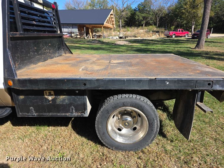 image for item DZ6474 2002 Ford F450 Crew Cab flatbed truck