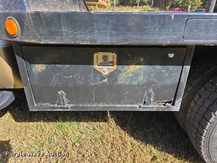 image for item DZ6474 2002 Ford F450 Crew Cab flatbed truck