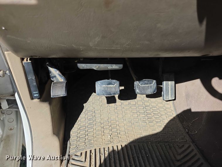 image for item DZ6474 2002 Ford F450 Crew Cab flatbed truck