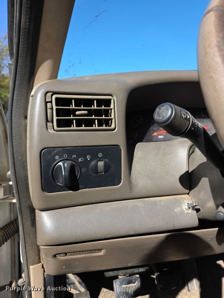 image for item DZ6474 2002 Ford F450 Crew Cab flatbed truck