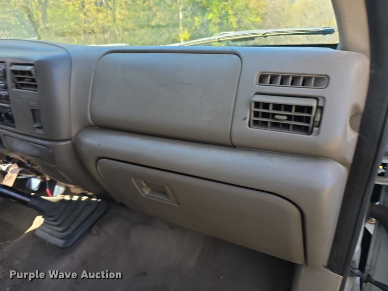 image for item DZ6474 2002 Ford F450 Crew Cab flatbed truck