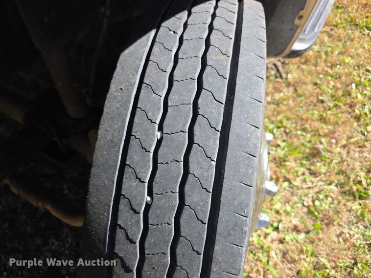 image for item DZ6474 2002 Ford F450 Crew Cab flatbed truck