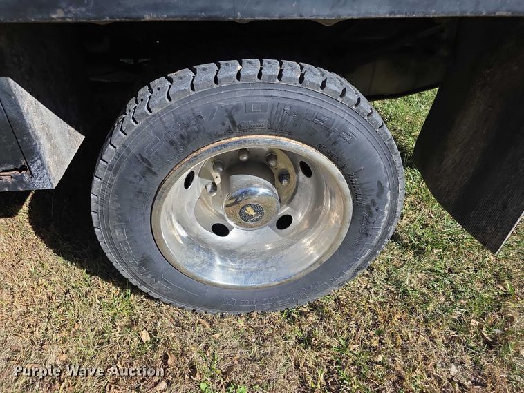 image for item DZ6474 2002 Ford F450 Crew Cab flatbed truck