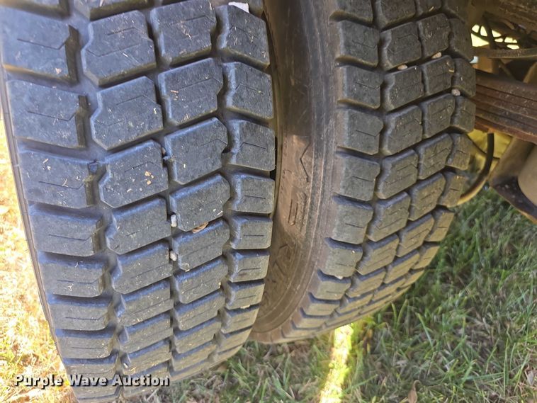 image for item DZ6474 2002 Ford F450 Crew Cab flatbed truck