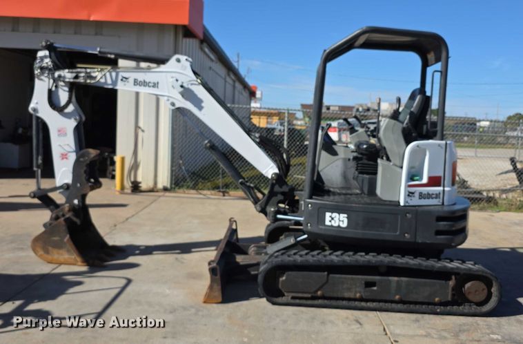 image for item DZ6476 2015 Bobcat E35 mini excavator