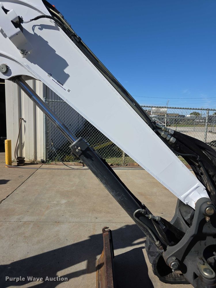 image for item DZ6476 2015 Bobcat E35 mini excavator