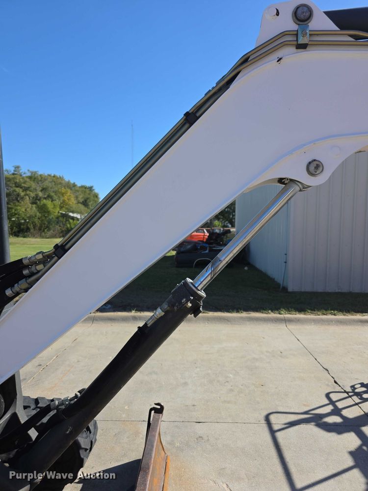 image for item DZ6476 2015 Bobcat E35 mini excavator
