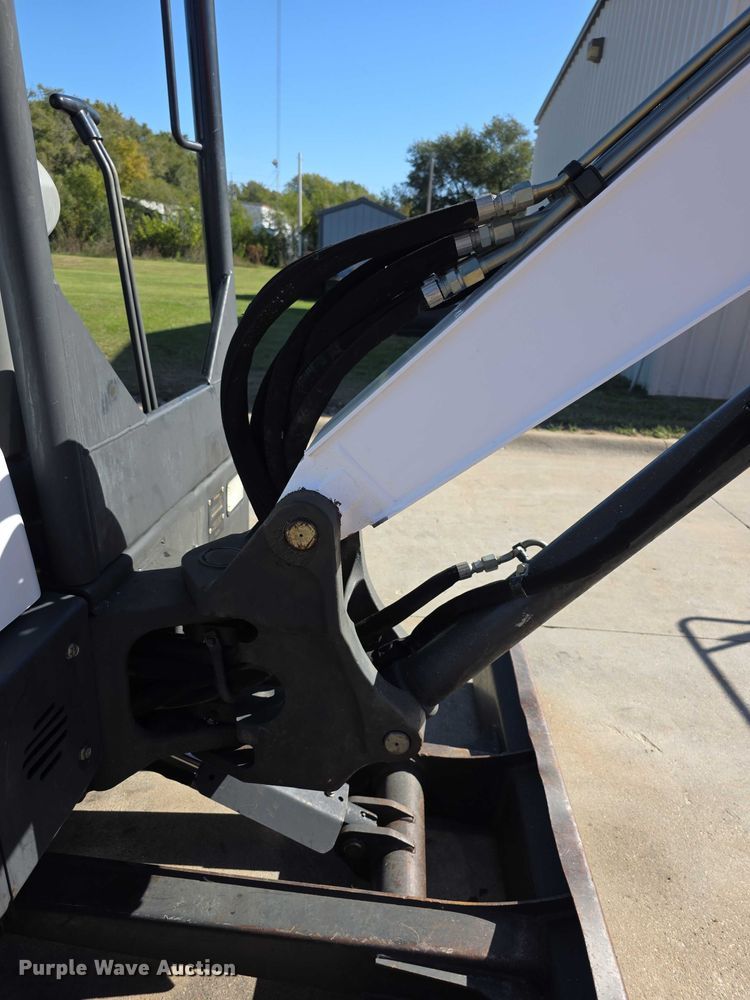 image for item DZ6476 2015 Bobcat E35 mini excavator