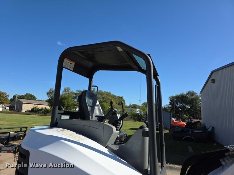 image for item DZ6476 2015 Bobcat E35 mini excavator