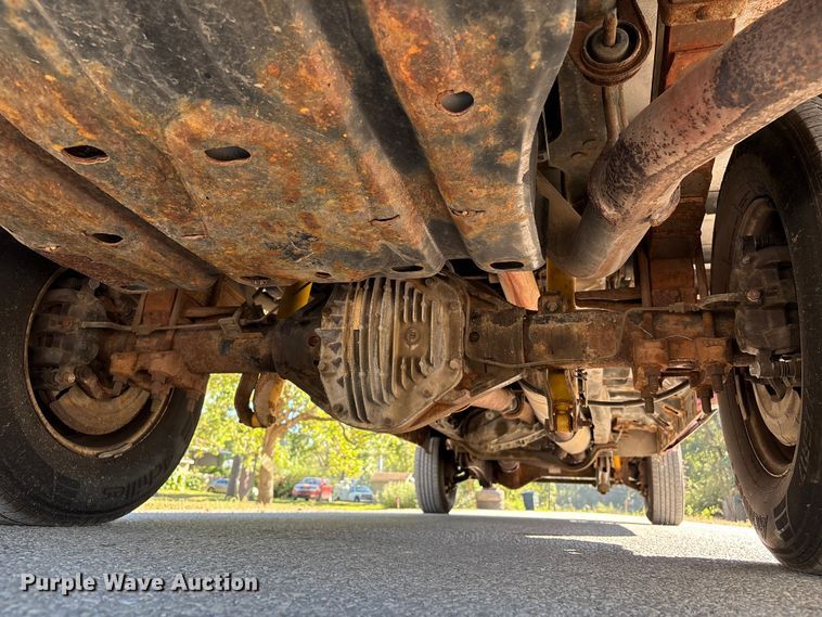 image for item EA6989 2012 Ford F350 Super Duty SuperCab flatbed pickup truck