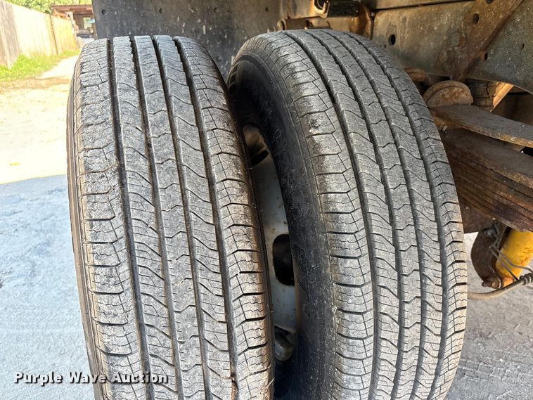 image for item EA6989 2012 Ford F350 Super Duty SuperCab flatbed pickup truck