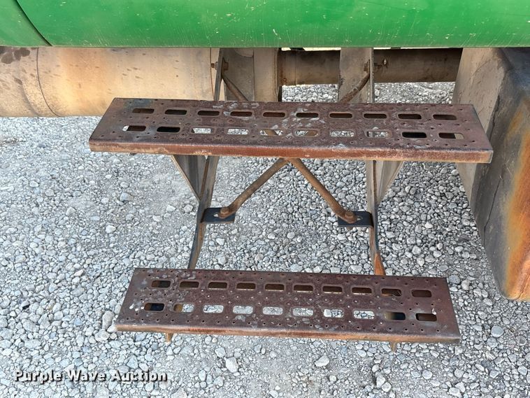 image for item EA7595 2002 Ford F650 Crew Cab truck cab and chassis