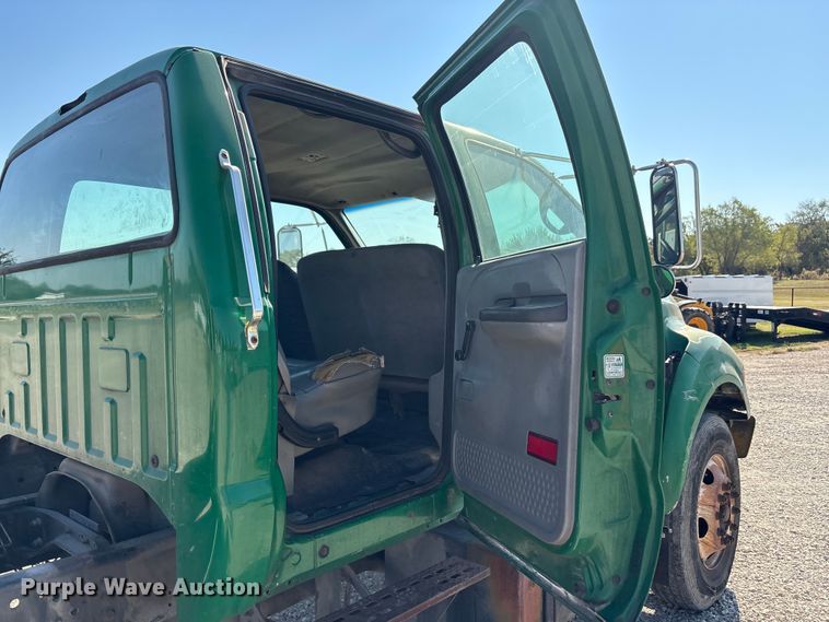 image for item EA7595 2002 Ford F650 Crew Cab truck cab and chassis
