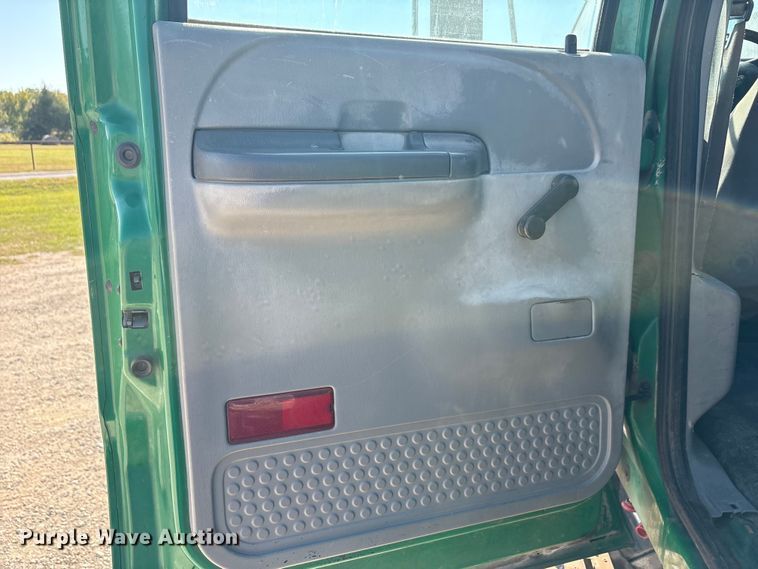 image for item EA7595 2002 Ford F650 Crew Cab truck cab and chassis